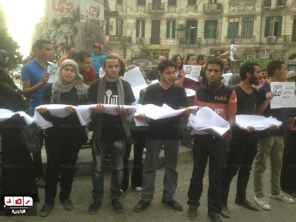 وقفة بالأكفان لنشطاء احتجاجا على اعتقال السياسين