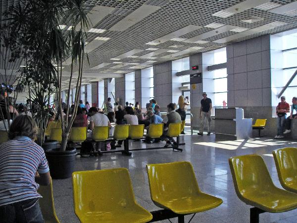 الأمن يمنع الصحفيين من دخول مطار العريش لتغطية وصول القرضاوى