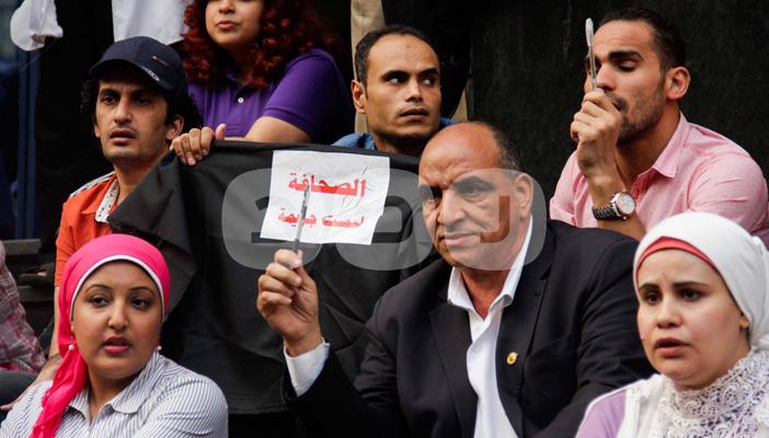 بالصور.. وقفة لعدد من الصحفيين رفضًا لمؤتمر الأهرام