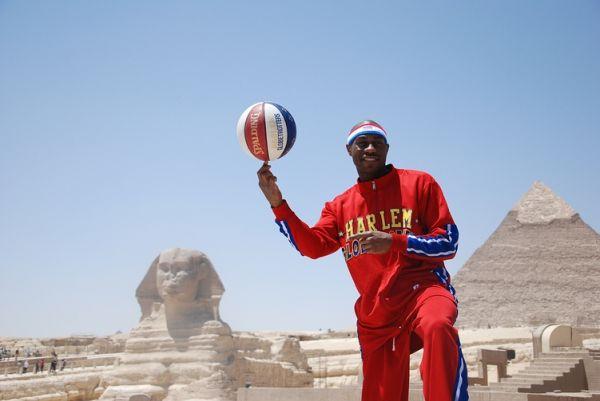 فريق السلة الأمريكي “هارلم”  يزور مستشفى 57357