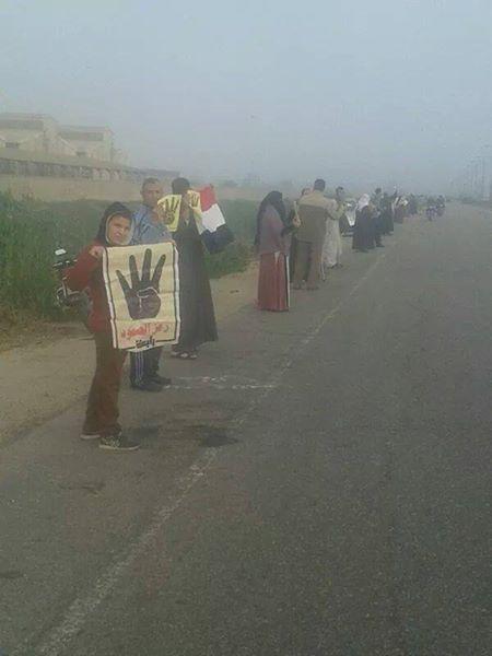 سلسلة بشرية بإيتاي البارود بحيرة تنديدا بـ “مسرحية الرئاسة”