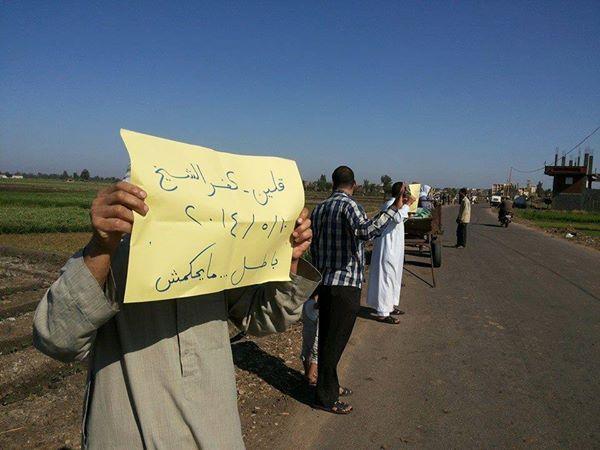 سلسلة بشرية في “قلين” تسخر من برنامج قائد اﻻنقلاب