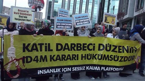 وقفة أمام “التعاون الإسلامي” بأنقرة تنديدا بأحكام الإعدام