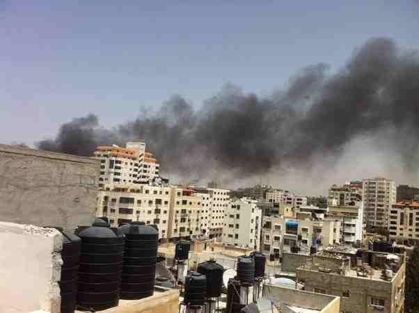 حريق هائل في مخزن أدوات كهربائية بغزة