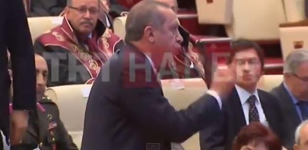 فيديو..أردوغان يقاطع نقيب المحاميين الأتراك ويرد عليه