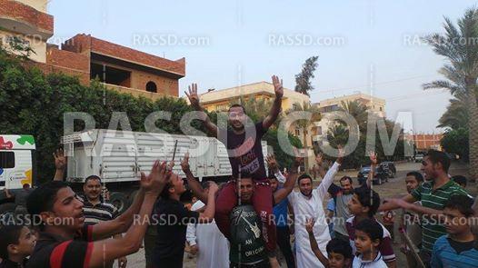 عفاريت ضد الانقلاب يحتفلون أمام منزل مفرج عنه بالقليوبية