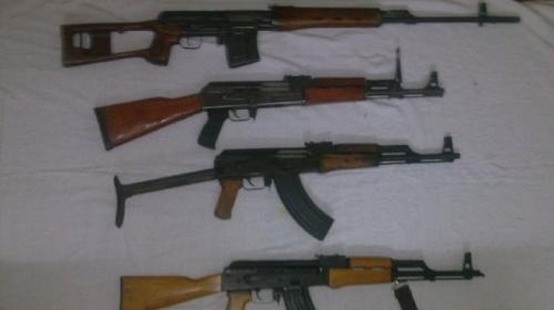 “العامة للمرور” تضبط سيارة بداخلها 38 بندقية آلية