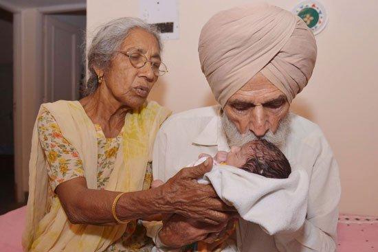 بالصور.. امرأة هندية تنجب طفلها الأول في عمر الـ70 عامًا