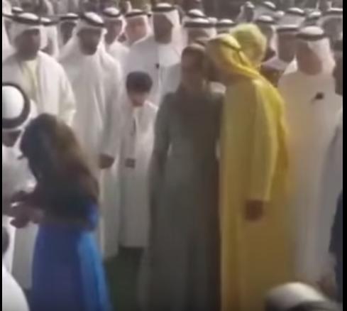 بالفيديو.. حاكم دبي يفاجئ زوجته بقبلة أمام حشد من الرجال