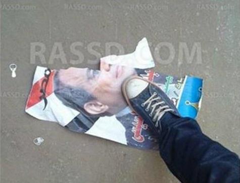 تمزيق صور دعائية للسيسي بالزقازيق