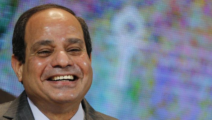 بالفيديو.. السيسي: “خليتم الموكيت أزرق ليه مش أحمر؟”