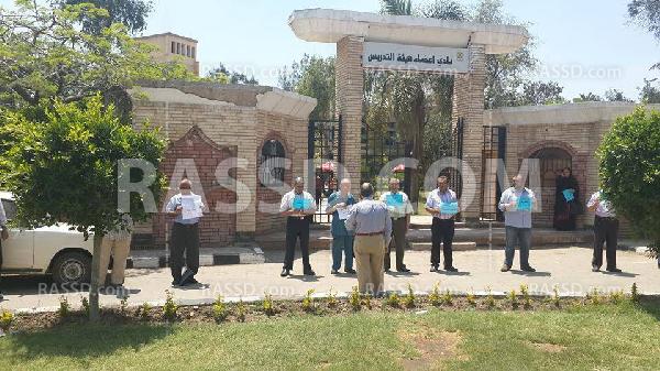 وقفة لأعضاء هيئة التدريس بجامعة المنصورة رفضًا لاعتقال زملائهم