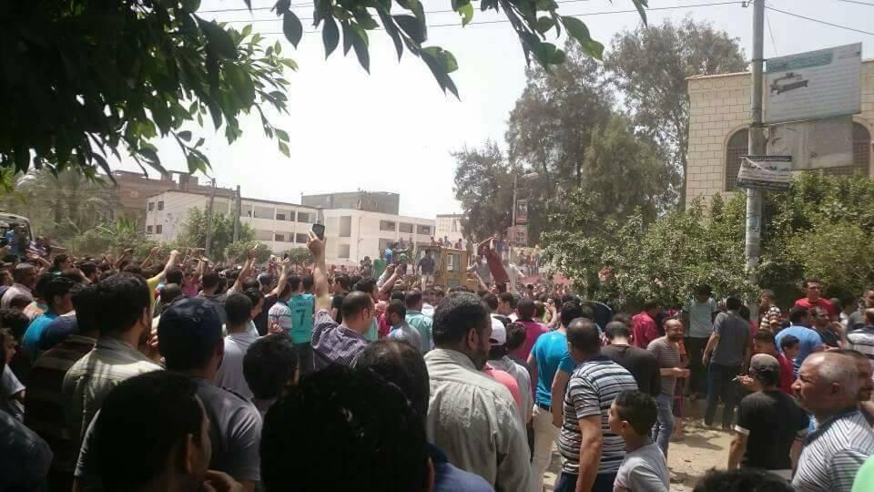 بالصور.. أهالي البصارطة يتظاهرون احتجاجا على الحصار وهدم منازلهم