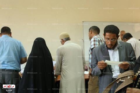 أسر شهداء مذبحة بورسعيد يتسلمون شيكات التعويضات الخاصة بهم