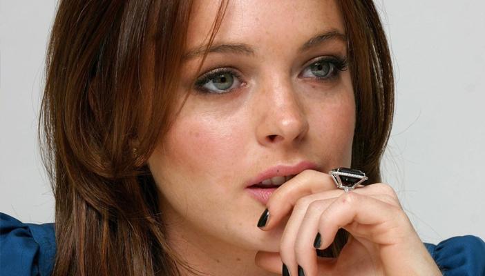 الفنانة الأمريكية ” ليندساي لوهان” تعتنق الإسلام