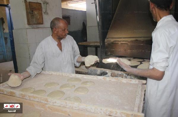 الوادي الجديد:”بلاط” تعاني أزمة الخبز والمسئولين “المواطن السبب”