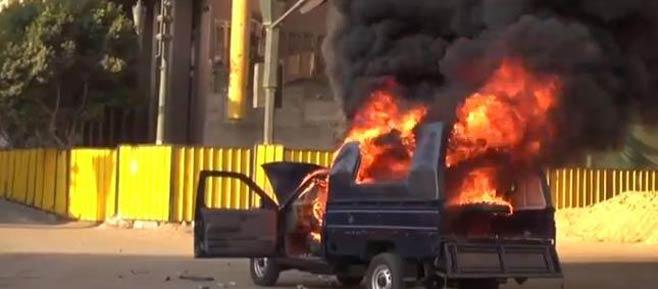 مجهولون يضرمون النار بسيارة شرطة بمحيط التحرير