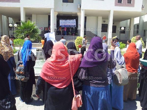 طلاب جامعة قناة السويس يتظاهرون أثناء تواجد محلب