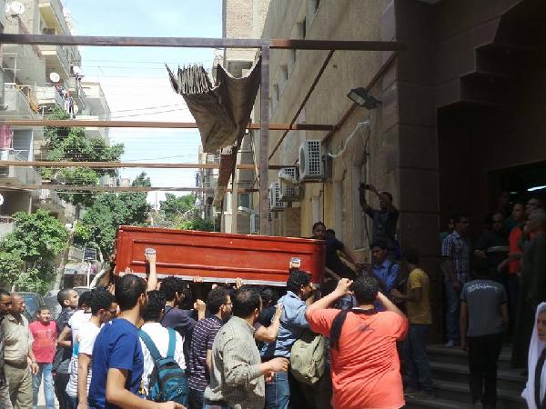 وصول جثمان الشهيد “محمد أيمن” للصلاة عليه