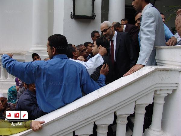 وقفة للعاملين بوزارة الثقافة تأييدا للوزير