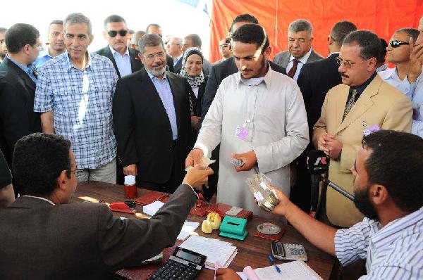 بالفيديو.الرئيس يداعب احد الفلاحين حول ثمن القمح