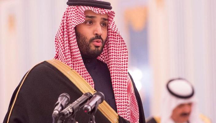 عقِب الإعلان عن الخطة 2030.. سعودي يحرق شهادته احتجاجا على البطالة