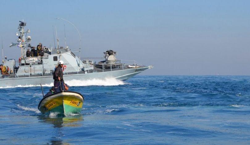 البحرية الإسرائيلية تعتقل 10 صيادين فلسطينيين وتغرق مركبين في بحر غزة