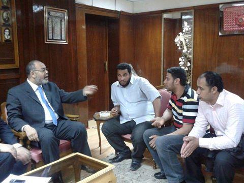 ذوى الاحتياجات الخاصة يعتصمون أمام محافظة كفر الشيخ للتوظيف