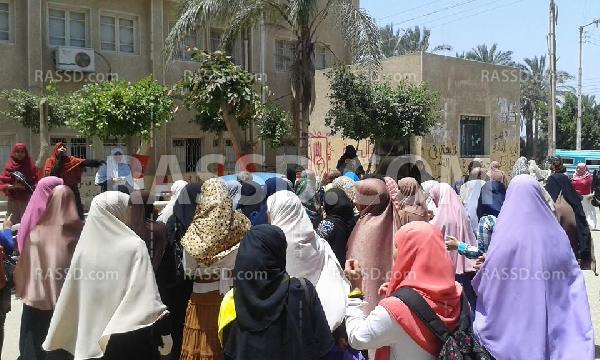 وقفة لطالبات الأزهر بتفهنا الأشراف ضمن فعاليات “قاطع رئاسة الدم”