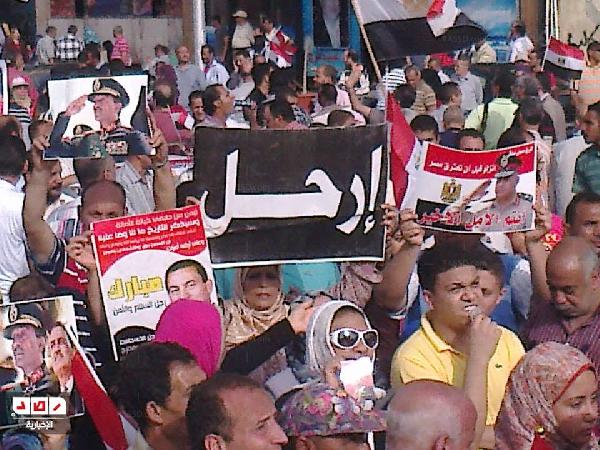 متظاهرين بالتحرير يرفضون هتاف”العسكر والإخوان ملهومش امان”