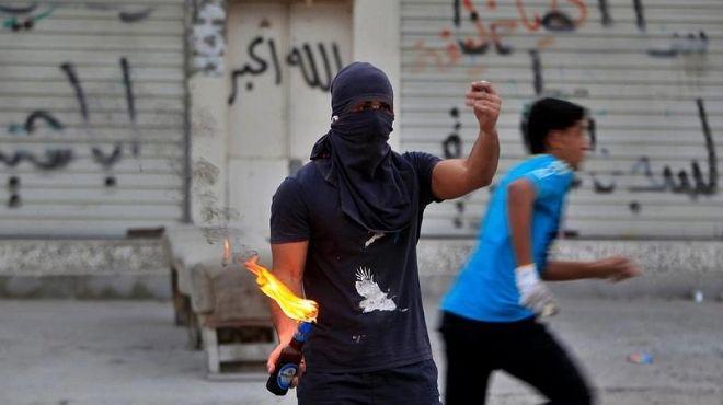 عاجل..البلاك بلوك يهاجمون الشرطة بمحيط التحرير