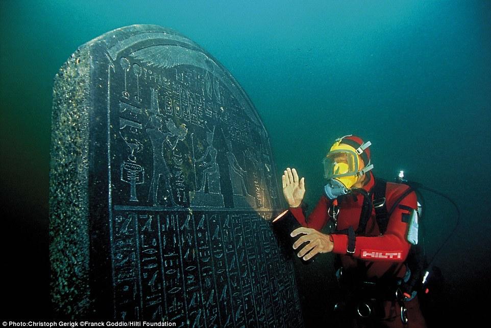 بالصور.. شاهد آثار “أتلانتس” المصرية في متحف لندن