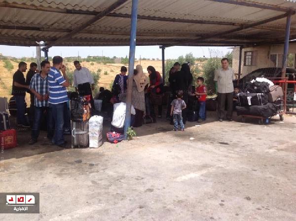 بعد إغلاق معبر رفح .. الفلسطينيون العالقون يبيتون على الأرصفة