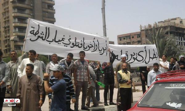 وقفة لأهالي بالشرقية أمام المحافظة احتجاجا على الوضع الأمني