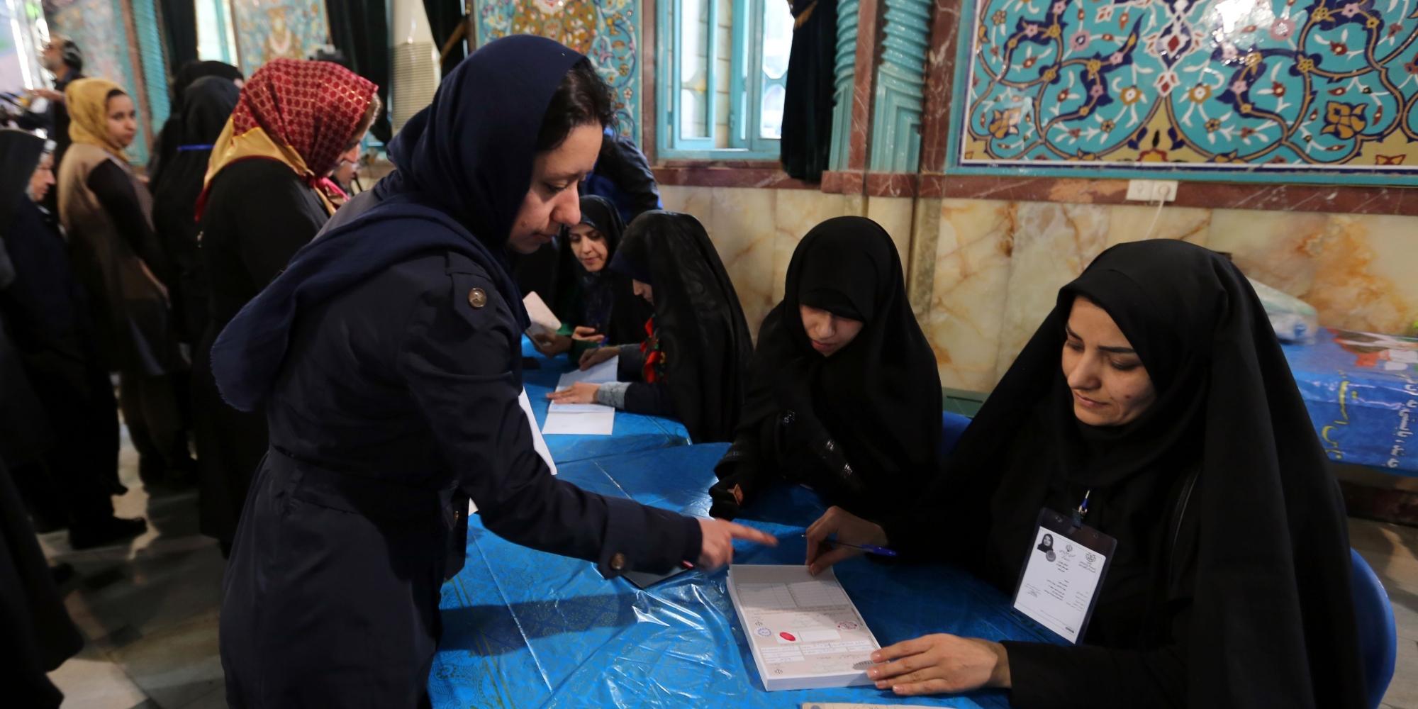 بالصور.. الناخبون الإيرانيون ييدأون الاختيار بين روحاني ورئيسي