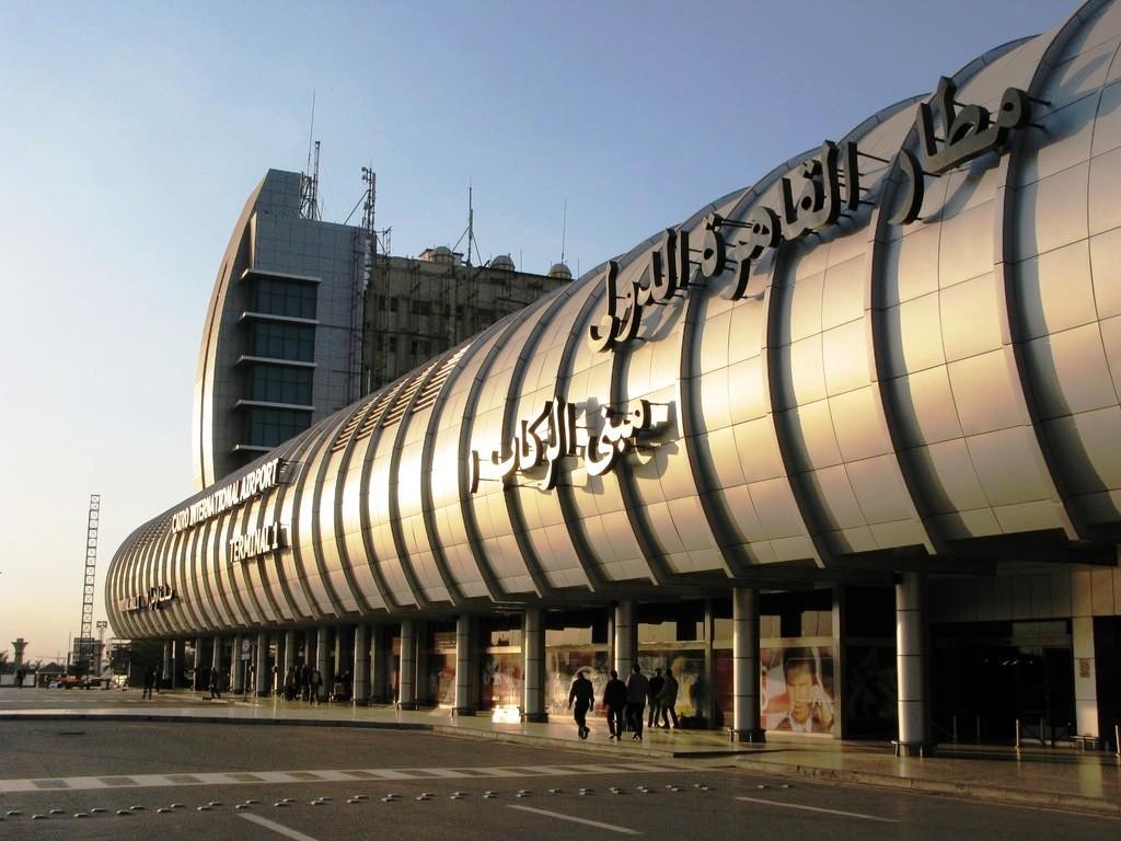 بالفيديو.. توافد أهالي ركاب الطائرة المفقودة على مطار القاهرة