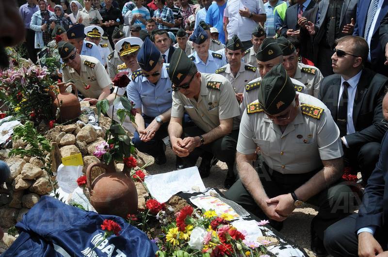 رئيس الأركان التركي يزور ضحايا “سوما”