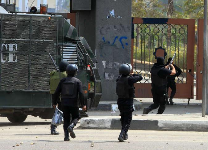 إدارة الجامعة تغلق مدينة الأزهر وتتفاخر بفصل الطلاب وإدخال الشرطة