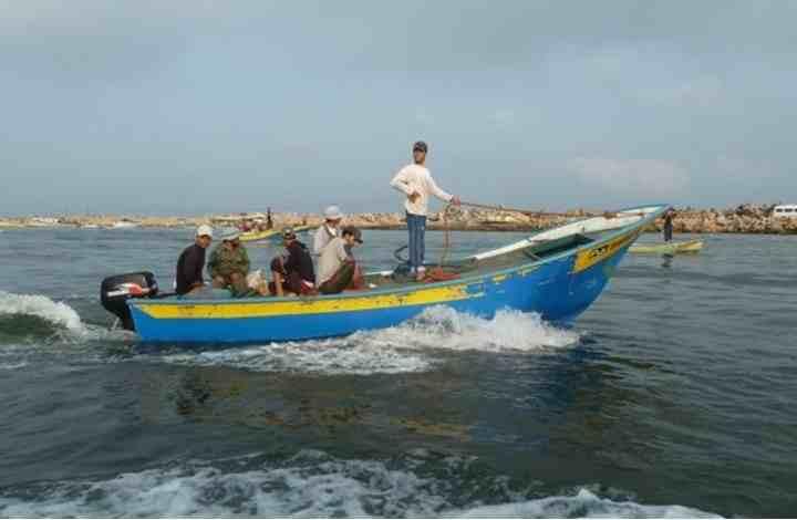 الاحتلال يعتقل فلسطينيين خلال عملهما في الصيد