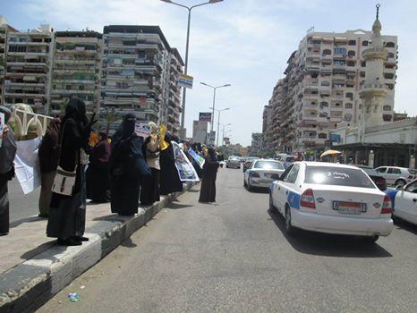 سلسلة لنساء ضد الانقلاب ببورسعيد للمطالبة بالإفراج عن المعتقلين