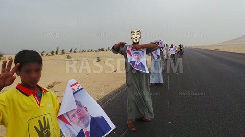 سلسة بشرية لرفض الانقلاب العسكري على طريق “مصر – أسوان”