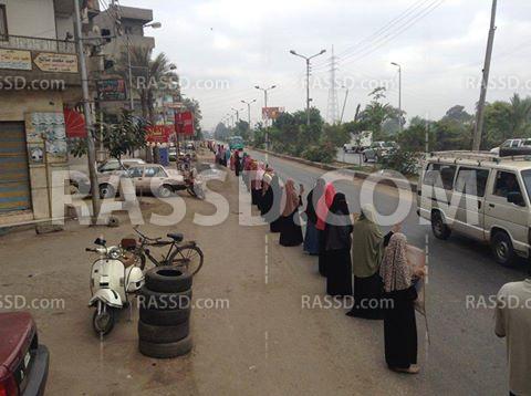 سلسلة بشرية بقرية “منية سندوب ” تنديدا بأحكام المنصورة