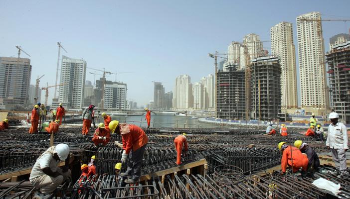 أسوأ عام في الإمارات منذ 10 سنوات.. تقشف وتسريح آلاف العمال