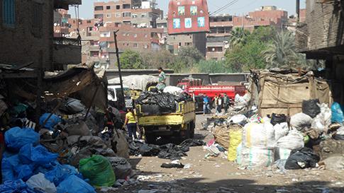 جامعو القمامة في مصر.. رفض للتطوير ومعاناة لا تنتهي