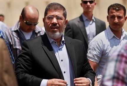 الرئيس يوقف موكبه للاستماع لمطالب حملة الماجستير والدكتوراه