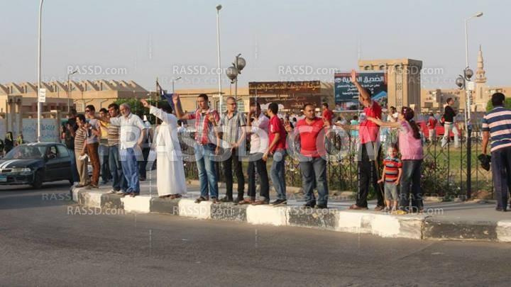 سلسلة بشرية لأهالي العاشر من رمضان تنديدا بالانقلاب