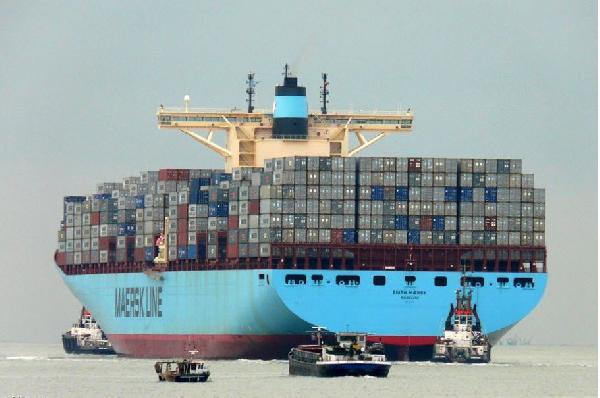 اكبر سفن الشحن في العالم تفرغ 500 حاوية بميناء شرق التفريعة