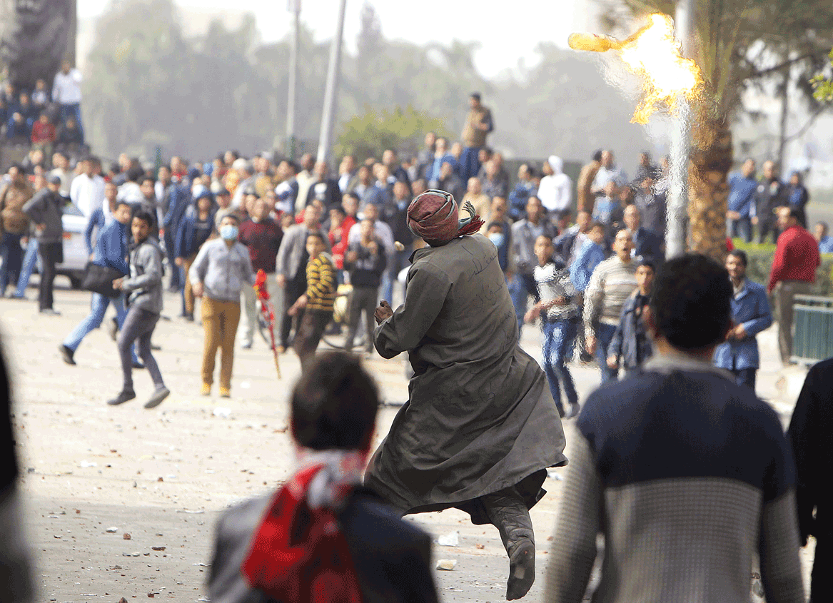 اشتباكات بين المتظاهرين ومجهولين بميدان طلعت حرب