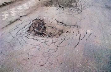 شلل مروري بمحور الكورنيش بسبب هبوط أرضى