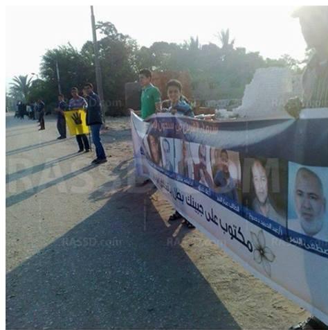 سلسلة بشرية رافضة للانقلاب العسكري بالشرقية